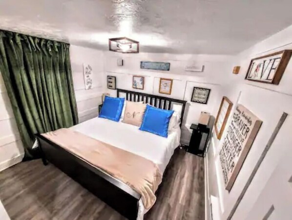 4 bedrooms, iron/ironing board, WiFi, bed sheets