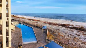 Ein Pool neben einem Strand mit Blick auf den Ozean.