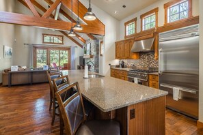 Fridge, microwave, oven, stovetop - Suncadia 3 Bdrm Home with Hot Tub + Game Room in Resort Core (Cle Elum)