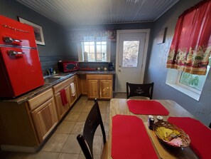 Frigorífico, microondas, placa de cocina y cafetera o tetera