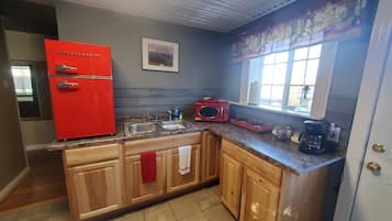 Refrigerador, microondas, parrilla de estufa y cafetera y tetera