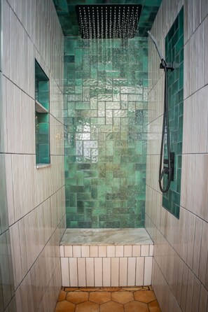 Combined shower/bathtub, hair dryer, towels, soap