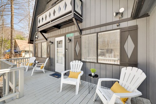 Amenity Filled Private Getaway on a cul-de-sac w/ AC, King Bed, Fire Pit & Games