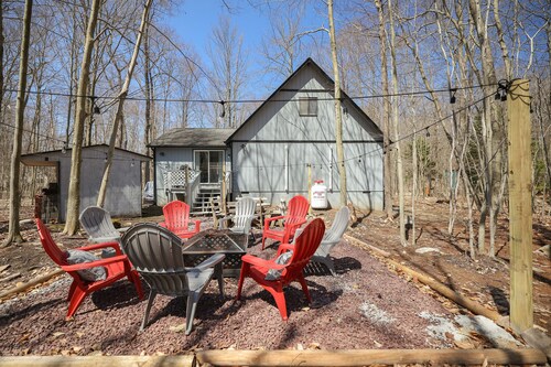 Amenity Filled Private Getaway on a cul-de-sac w/ AC, King Bed, Fire Pit & Games