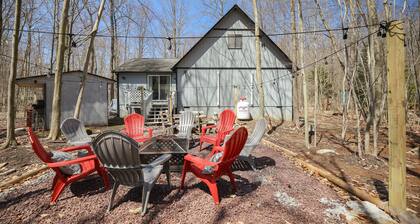 Amenity Filled Private Getaway on a cul-de-sac w/ AC, King Bed, Fire Pit & Games