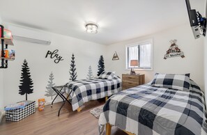 4 bedrooms, premium bedding, desk, iron/ironing board