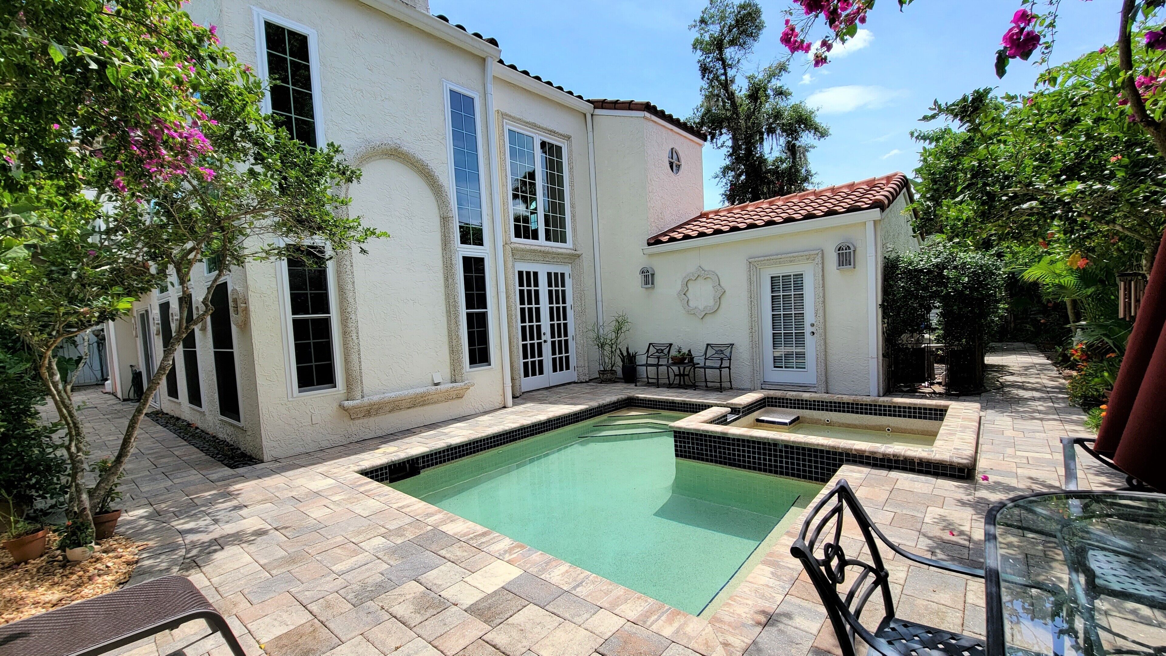 Winter Park Pool home close to Lake Virginia, Rollins College & Park Ave. 