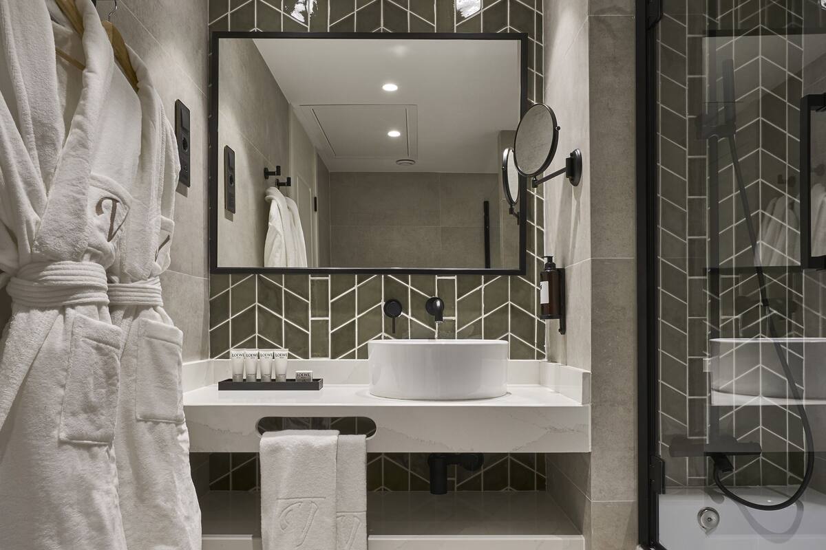 luxury double room, jetted tub (essence) | bathroom | eco-friendly toiletries, hair dryer, towels, soap