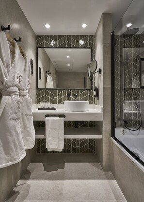 Articles de toilette écologiques, sèche-cheveux, serviettes fournies