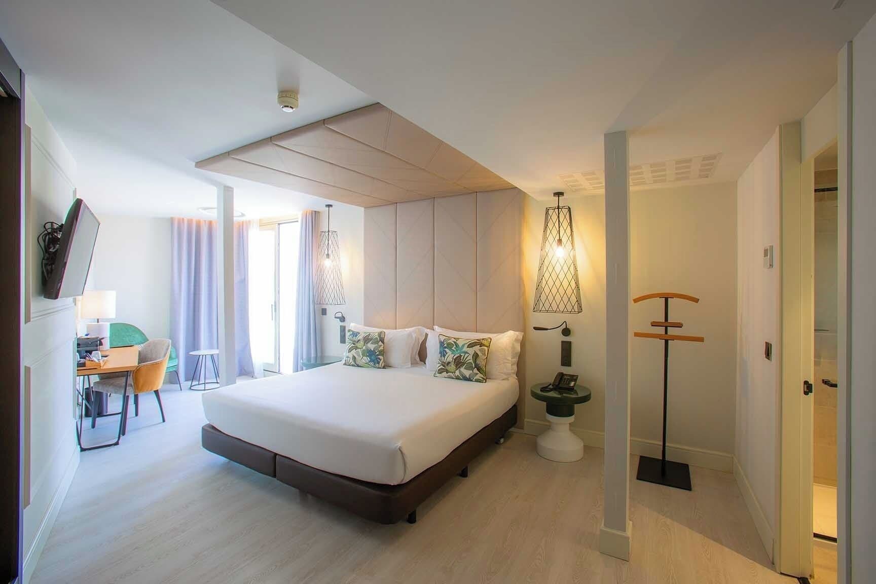 luxury double room, jetted tub (essence) | 1 bedroom, down duvets, minibar, in-room safe