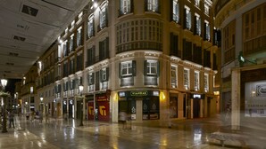 A historic building with multiple stories, large windows, and balconies. - Hotel Vincci Larios Diez (Málaga)