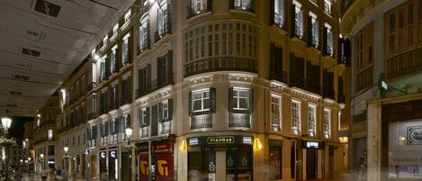 Un edificio histórico de varias plantas, con amplias ventanas y balcones.