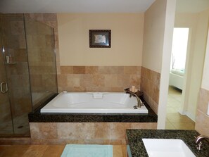 Baignoire, sèche-cheveux, serviettes fournies, savon