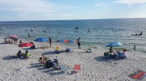 Plage à proximité, chaises longues, serviettes de plage