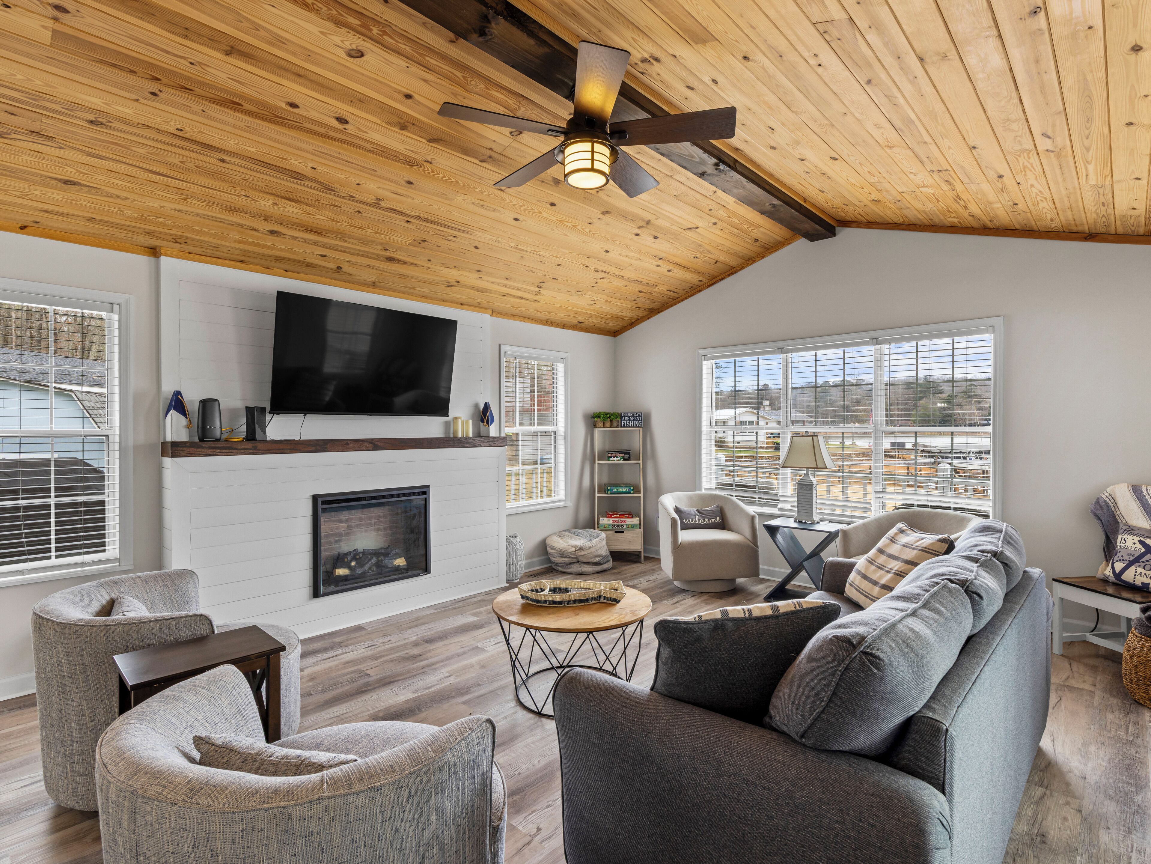 Smart-tv, eldstad och ett bordtennisbord