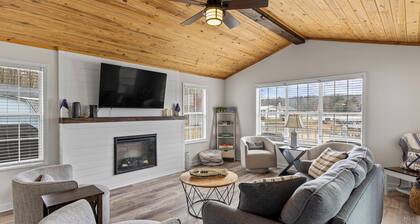 Anchors Away-
Enjoy our 3bedroom/3bath home on the lake!