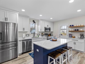 Fridge, microwave, oven, stovetop - Anchors Away-
Enjoy our 3bedroom/3bath home on the lake! (Dadeville)