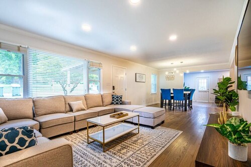 1915 Melbourne Ave NE · ⤘The Silhouette⬽ Airy, 4 Bedroom Home + Air Hockey