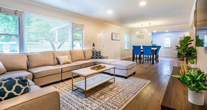 1915 Melbourne Ave NE · ⤘The Silhouette⬽ Airy, 4 Bedroom Home + Air Hockey