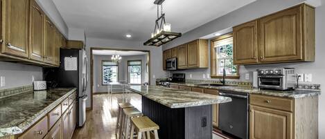 Mikrobølgeovn, ovn, kokeplater og oppvaskmaskin