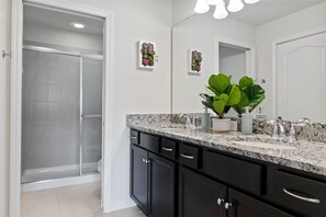 Shower, hair dryer, towels, soap - Splash pool home near Disney World Orlando (Four Corners)