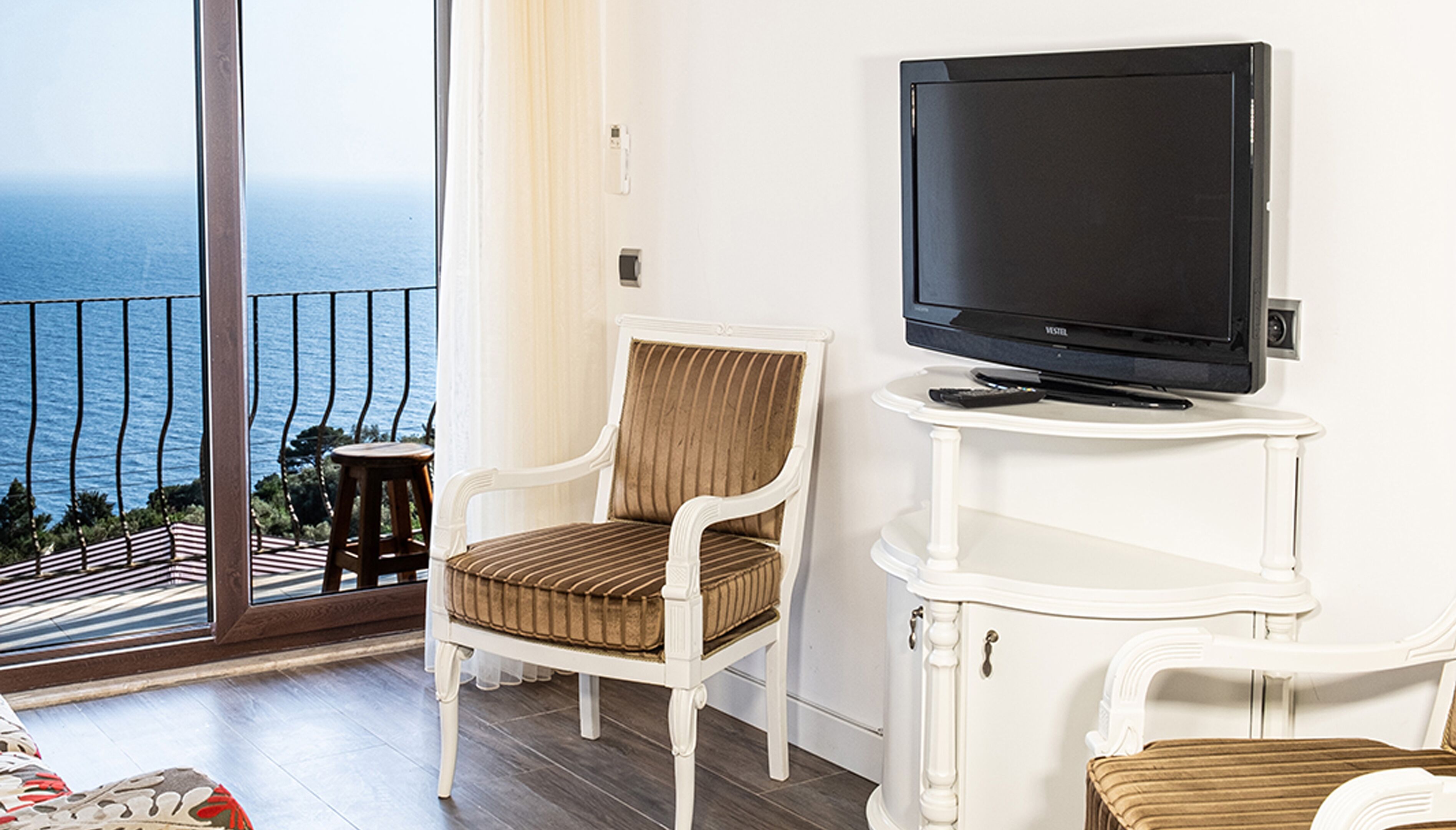 panoramic studio suite | living area