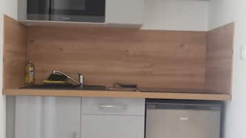 Réfrigérateur, micro-ondes, plaque de cuisson, cafetiÚre/bouilloire