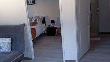 Fer et planche Ă repasser, lit parapluie, Wi-Fi gratuit, draps fournis