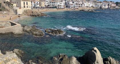 Charming Spanish house with heated pool, 15 min walk from the beach