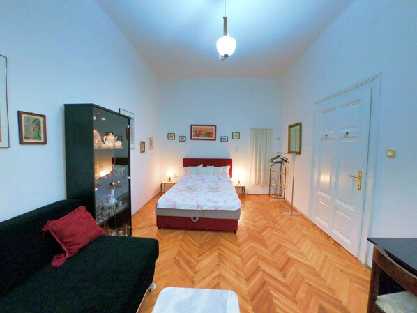 Desk, travel crib, free WiFi, bed sheets