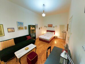 Een bureau, reisbedje, gratis wifi, beddengoed