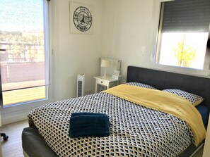 3 bedrooms, iron/ironing board, WiFi, bed sheets