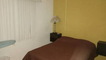 2 Schlafzimmer, Schreibtisch, Bügeleisen/Bügelbrett, WLAN