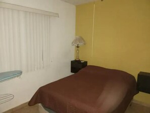 2 Schlafzimmer, Schreibtisch, Bügeleisen/Bügelbrett, WLAN