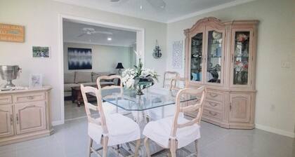 LA CASA AZUL "3 B.R. SALT WATERFRONT HOME., 3 MINS FROM BEACH !"