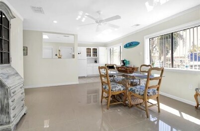 LA CASA AZUL " 3 B.R. GULF ACCESS WATERFRONT HOME., Close To BEACH !"