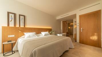 Deluxe Room, Bathtub | 1 bedroom, minibar, in-room safe, desk