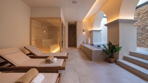 Un área de spa con tumbonas, un mostrador de recepción y una escalera.