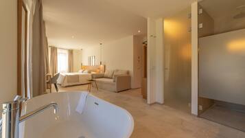 Suite Junior | Minibar, coffres-forts dans les chambres, bureau