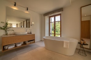 Junior-Suite | Badezimmer | Haartrockner, Bademäntel, Hausschuhe, Handtücher