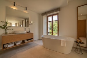 Junior Suite | Bathroom | Hair dryer, bathrobes, slippers, towels
