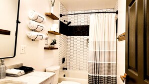 Ensemble douche/baignoire, serviettes fournies, savon, shampoing
