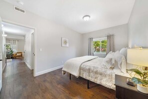 2 habitaciones, escritorio, tabla de planchar con plancha y wifi 