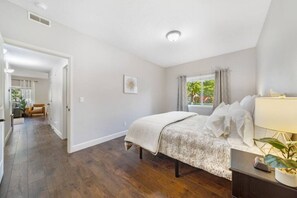 2 habitaciones, escritorio, wifi y ropa de cama