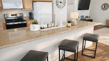 Kjøleskap, mikrobølgeovn, ovn og kokeplater