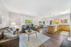 TV, offices - Condo w/ Sauna & Gym- Weekly/Monthly Discounts (Coeur d'Alene)