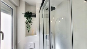Dusche, Haartrockner, Handtücher, Seife