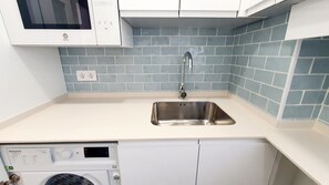 Geladeira, micro-ondas, fogão, lava-louças