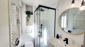 Douche, sèche-cheveux, serviettes fournies, savon
