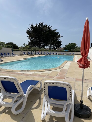 House with sunny courtyard close to port, shops and beach